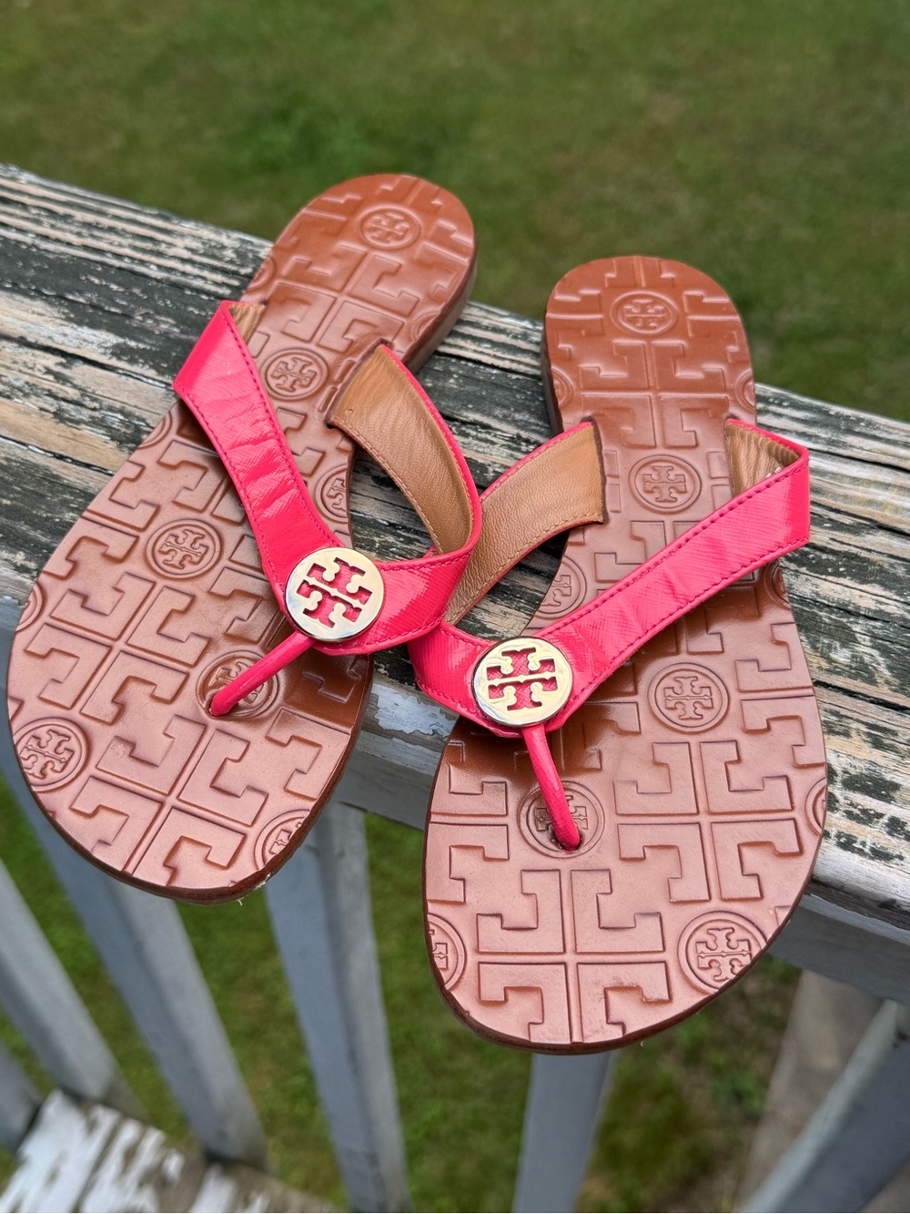 NWOT TORY BURCH PATENT LEATHER TAN & PINK THONG SANDALS SIZE 5.5